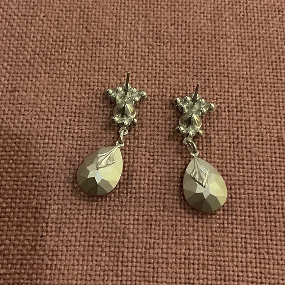 Pink crystal stone earrings, pierced. - Picture 7 of 8